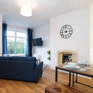 3 Bedroom With Free Parking Apartment