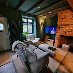 Rose Oulton Holiday home