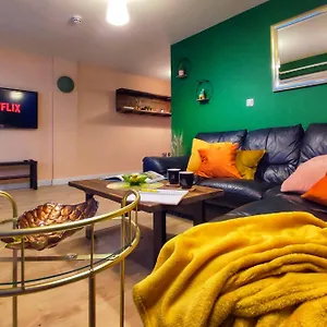 Duplex In With King Size Bed - Long Rates Available Apartment